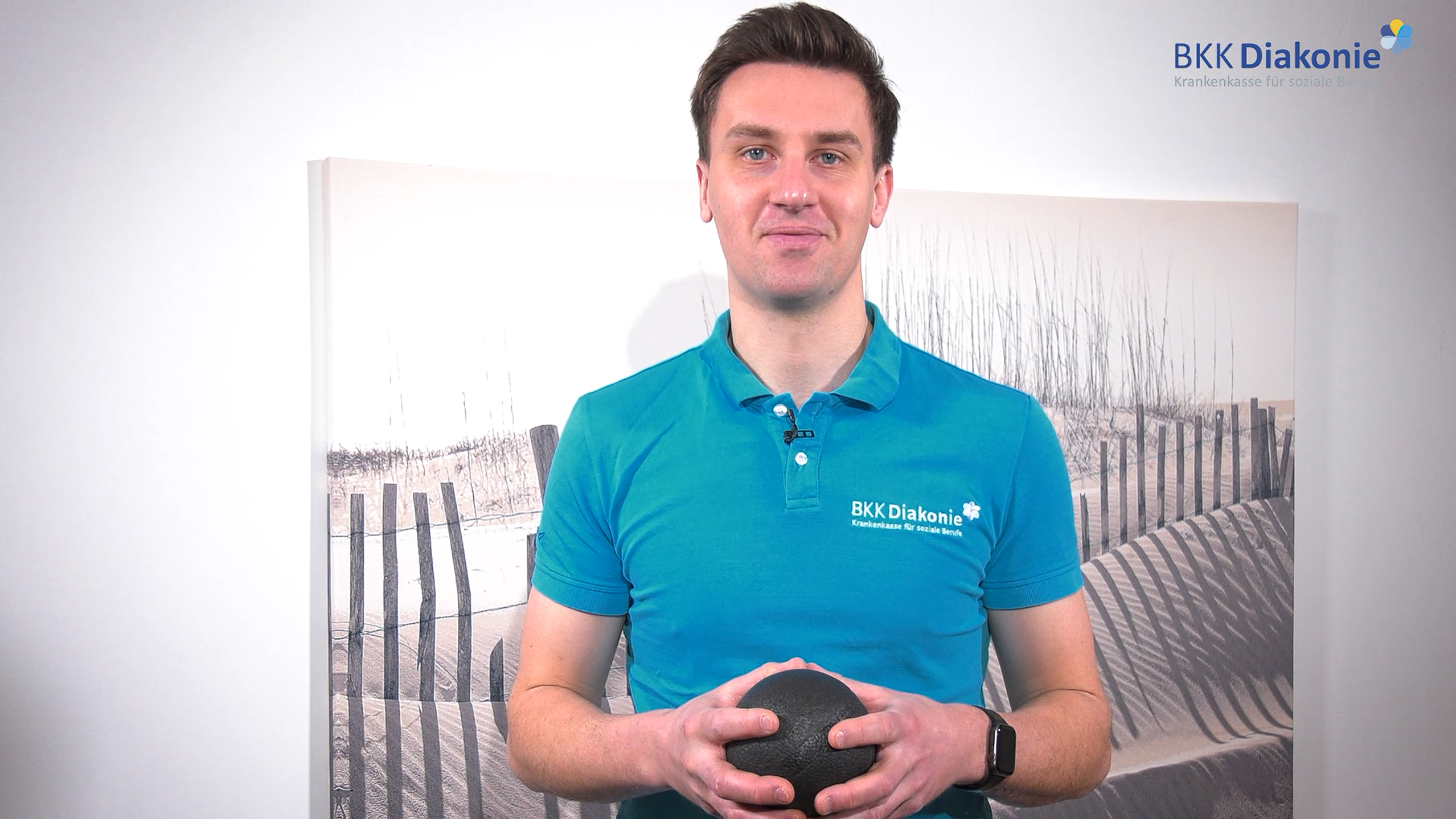 Foto des Physiotherapeuten Peter Dörksen, der einen kleinen braunen Ball in den Händen hält