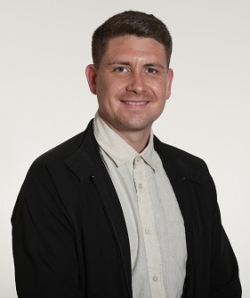 Porträt von Rune Kleine-Beckel, Key Account Manager, vor einem neutralen Hintergrund